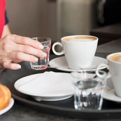 El agua que acompaña al café no es solo un detalle de atención, tiene funciones específicas que pocos conocen