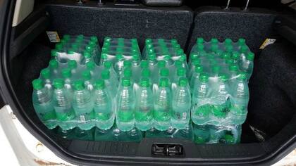 El agua que compraron para las familias guaraníes que viven en la Av Mitre