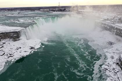 El agua que fluye alrededor del hielo debido a las temperaturas bajo cero en las cataratas del Niágara, en el estado de Nueva York, Estados Unidos.