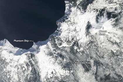 El agua, que permanece líquida y tiene un azul intenso, contrasta con lo blanco de la nieve que rodea al lugar