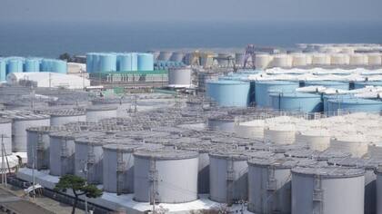 El agua radiactiva tratada se almacena en más de 1.000 tanques