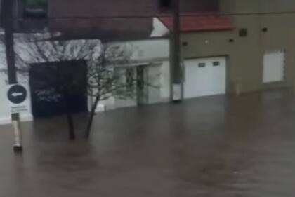 El agua rápidamente entró en las casas