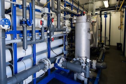 El agua reciclada pasa por un riguroso proceso para que sea de mayor calidad; en California hay una propuesta para utilizarla