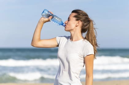 El agua representa la bebida más beneficiosa para la salud cardiovascular, mientras que otras opciones como leche, té y café sin saborizantes pueden disfrutarse con moderación