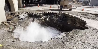 El agua sale a borbotones y llena un enorme agujero cerca de la intersección de la calle 18 y la avenida Jersey, donde se rompió la tubería principal