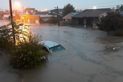 El agua subió rapidamente y los autos quedaron tapados