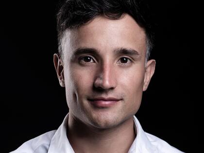 "El agua tiene una alta capacidad calorífica a diferencia de otros líquidos. Y es capaz de acumular muchísimo calor que poco a poco va pasando de las capas superficiales a aguas más profundas", comentó Cáceres Bartra