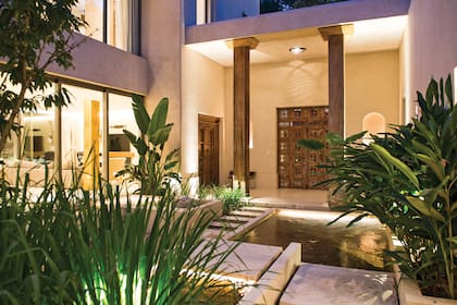 El agua transforma el lugar en un oasis dentro del desierto, como en la cultura árabe.