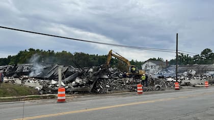 El agua utilizada por los bomberos para combatir el incendio puede haber corrido y contaminado los lagos de la zona