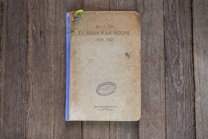 El Agua y la Noche, de Juan L. Ortiz. Ejemplar de la Biblioteca Mastronardi.