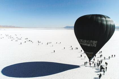 “El agua y la vida valen más que el litio”, decía el mensaje escrito sobre el globo impulsado por Saraceno y la comunidad Aerocene en las Salinas Grandes, en 2020