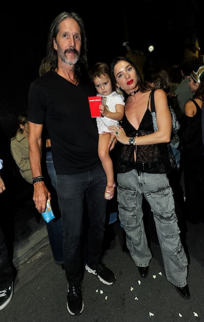El aguante de la familia. Lucía Celasco junto con su papá, Eduardo Celasco, y su pequeña media hermana Aurora estuvieron apoyando a su tía Mariana Toledano, la dueña de la marca