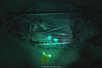 El aguar del Mar Negro, a esa profundidad, carece de oxígeno, por lo que no hay vida en su lecho, lo que preservó los naufragios