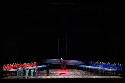 El águila norteamericana sobrevuela la cumbre que es el clímax de Nixon en China, según la puesta de Valentina Carrasco