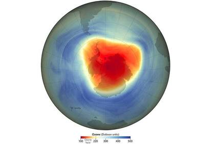 El agujero de ozono (en rojo en 2024) se abre cada año durante varios meses sobre la Antártida. El "agujero" es en realidad un adelgazamiento de la capa, con concentraciones de ozono por debajo del umbral de 220 unidades Dobson.
