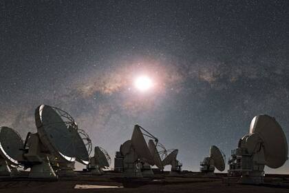 La imagen fue captada combinando el poder de observatorios a miles de km, como ALMA, el Gran Conjunto Milimétrico-submilimétrico de Atacama, en Chile