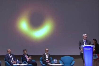 El agujero negro se ve delineado por un anillo brillante, que corresponde a gas supercalentado que cae en el pozo gravitacional y emite radiación