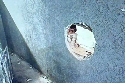 El agujero por el que se fugaron 17 presos de una comisaría en Liniers