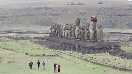 El ahu Tongariki es uno de los más visitados de la isla; sus 15 moai fueron restaurados a mediados de los años 90