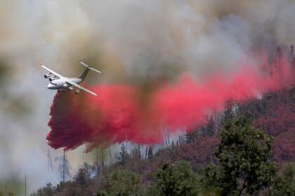 El Air Tanker 162 realiza un lanzamiento de retardante de fuego en el Oak Fire cerca de Mariposa, California, el 24 de julio de 2022.