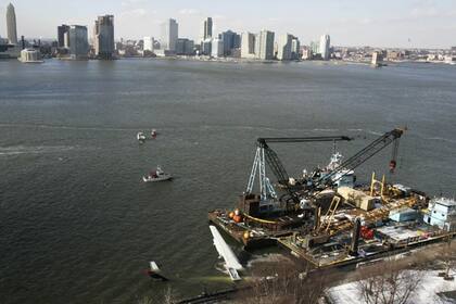 El Airbus A320 se encuentra amarrado a una escollera en Nueva York, mientras expertos intentan extraer la caja negra