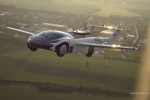 El auto volador AirCar completó un histórico vuelo entre dos aeropuertos