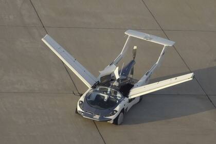 El AirCar eslovaco puede circular por una autopista, entrar a un aeropuerto y en dos minutos estar listo para volar