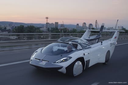 El AirCar eslovaco puede circular por una autopista, entrar a un aeropuerto y en dos minutos estar listo para volar, pertenece a la empresa Klein Vision