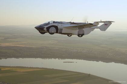 El AirCar eslovaco puede circular por una autopista, entrar a un aeropuerto y en dos minutos estar listo para volar