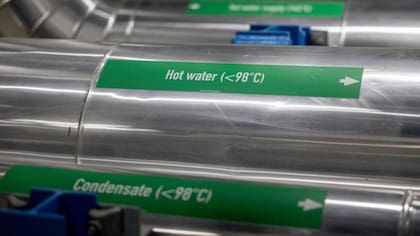 El aire líquido es calentado hasta temperatura ambiente y al evaporarse impulsa una turbina para producir electricidad, sin necesidad de combustión.