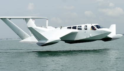 El Airfish 8 es un ekranoplano, mezcla de barco y avión, que vuela sobre la superficie del agua, a la que usa para lograr más sustentación en vuelo