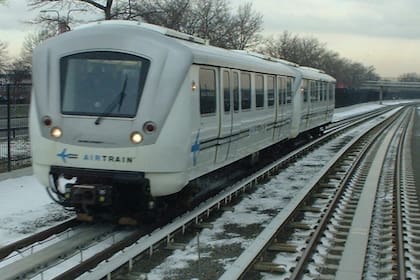 El AirTrain tarda entre 10 a 15 minutos desde el metro hasta llegar a la terminal del aeropuerto