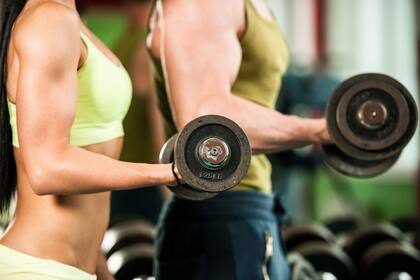 El aislamiento social obligatorio ha impactado en la rutina física de muchas personas que hoy buscan ejercicios para hacer en casa