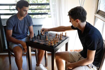 El ajedrez, otra de las actividades que hacen Francisco y Juan Manuel Cerúndolo cuando están en sus casas y no quieren pensar en el tenis por un rato.
