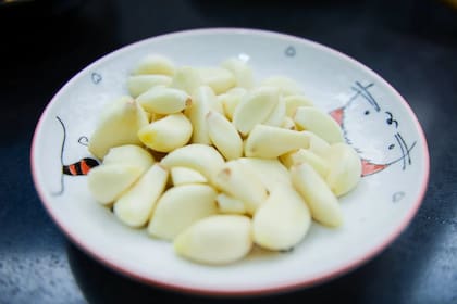 El ajo aporta un particular sabor a las comidas: su consumo mañanero también ayudaría a fortalecer las defensas del cuerpo humano (Foto Pexels)