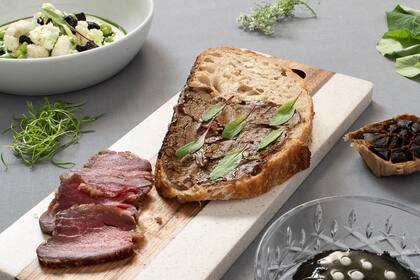 El ajo negro funciona muy bien para hcer un hummus o una manteca y acompalar comidas y panes.