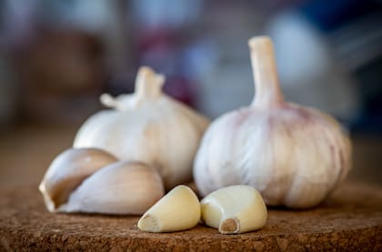 El ajo y la carne son ricos en azufre que, una vez consumido, sale a través de varios canales, incluido el sudor