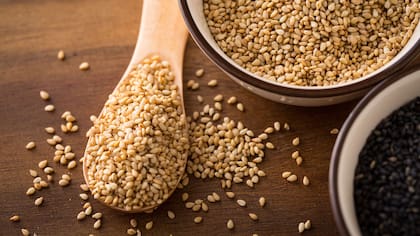 El ajonjolí aporta cerca de un 20 % de proteína vegetal, su valor radica en la presencia de metionina, un aminoácido esencial que suele encontrarse en bajas cantidades en las legumbres