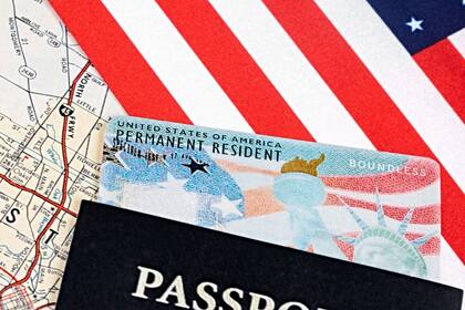 El ajuste de estatus es el proceso que puede utilizar un extranjero para solicitar el estatus de residente permanente legal