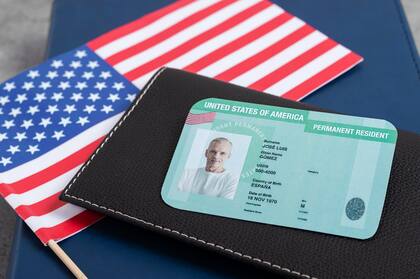 El Ajuste de Estatus es el proceso que puede usar para solicitar la Green Card si vive en EE.UU.