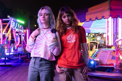 El ajuste de localismos, la estética uniforme propia del streaming, y la sujeción a coordenadas del policial (la figura de Aylín como una detective que sigue sus visiones como pesquisas) depuran esas texturas presentes en el texto original y dan lugar a un producto correcto, efectivo, pero algo impersonal