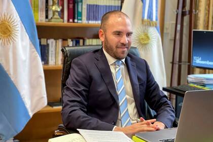 El ajuste de Martín Guzmán se explica también por un trabajo silencioso del lado de los gastos, que implicó una caída de 9% en salarios públicos y de 16% en prestaciones sociales, según los datos oficiales hasta mayo