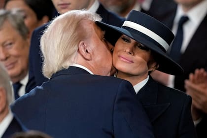 El ala ancha del sombrero de Melania complicó a Trump cuando quiso besarla. Luego, el flamante presidente reveló que el canotier también le jugó una mala pasada a su mujer: “El viento soplaba como loco, y con el sombrero que llevaba, casi sale volando. Casi la perdemos”, bromeó.