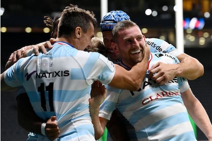 El ala izquierda argentina de Racing, Juan Imhoff, anota un try durante el partido de unión de rugby semifinal de la Champions Cup de Europa de Rugby entre Racing 92 y Saracens