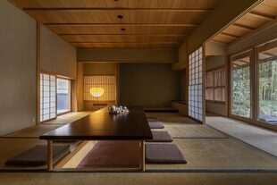 El ala "japonesa" de la casa incluye un comedor tradicional.