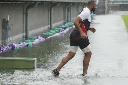 Japón ingresando al Captains Run en Yokohama: agua por todos lados producto de la llegada del tifón