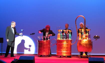 El "alambique encantador" sobre el escenario
