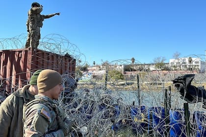 El alambre de púas colocado en Texas es un elemento disuasivo contra los cruces ilegales de migrantes