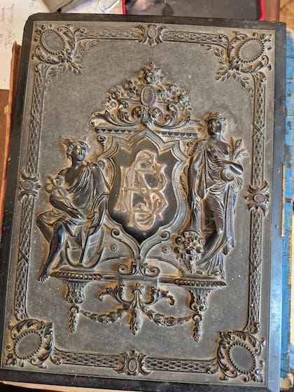 El álbum de cartes de visite de Sara Florencia Cané Belaustegui, esposa de Jorge Drago Mitre