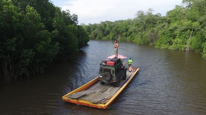En Colombia, tuvieron que subir la camioneta a una balsa para uno de los tramos